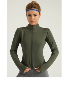 Détail d'une veste de sport vert olive pour femme avec passe-pouces et col montant haut