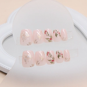 Unghie finte corte quadrate rosa con bacche rosse dipinte a mano e farfalle glitterate