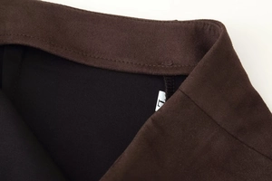 Détail de la taille d'une jupe en daim marron avec étiquette de taille L