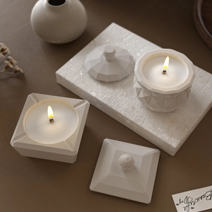 Gefacetteerde geometrische geurkaarsenset met houten lont op minimalistische display