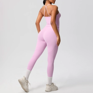 Détail du haut de yoga dos croisé et legging taille haute en tissu violet doux