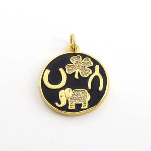Détail du pendentif plaqué or 18K avec émail noir et motifs de porte-bonheur