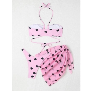 Vue détaillée à plat de l'ensemble bikini 3 pièces à motif cœur avec jupe en maille assortie