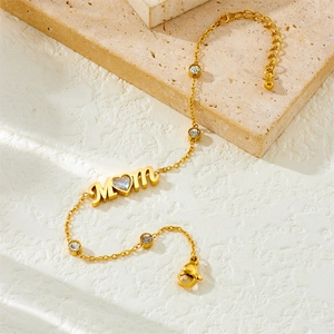 Bracelet chaîne MOM plaqué or avec zircons en forme de cœur sur un socle en pierre