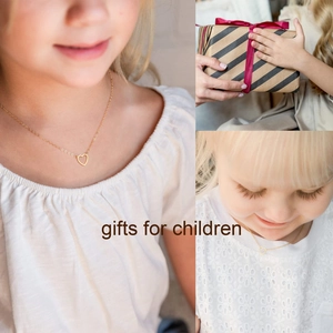 Detail of 18k gold heart necklace for children including gift box packaging