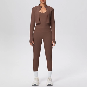 Dettaglio del set yoga marrone tre pezzi con giacca zip, canotta e leggings a vita alta