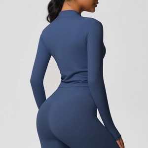 Vue arrière de l'ensemble de yoga ajusté bleu marine avec veste et leggings