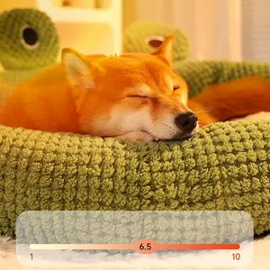 Groen kikker-huisdierbed van zacht pluche met een gezellige Shiba Inu-hond erin