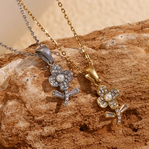 Blumen Anhänger Halskette Edelstahl 18K Vergoldet Strass Kunstperle Elegantes Nischendesign Schmuck Für Frauen