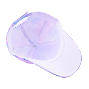 Vue intérieure de la casquette tie-dye montrant la doublure et l'étiquette d'entretien