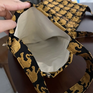 Détail du sac à bandoulière en tissu montrant la doublure blanche et le fermoir aimanté