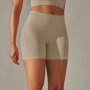 Détail de la taille haute côtelée sans couture sur le short de yoga couleur sable