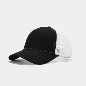 Détail de la maille blanche respirante et du tissu noir sur cette casquette de baseball