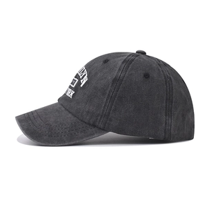 Détail de la broderie blanche Brooklyn sur une casquette vintage grise en coton lavé