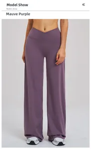 Détail de la taille croisée en V sur le pantalon de yoga large en tissu brossé mauve