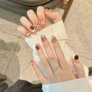 Faux ongles trapèze courts avec motif léopard, œil de chat rouge et joyaux