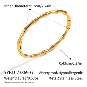 Dettaglio del bracciale in acciaio inossidabile dorato a forma di bambù con misure