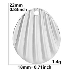 Détail d'un pendentif en métal argenté en forme de coquille avec dimensions 22x18 mm