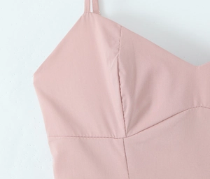Détail de la robe de princesse rose clair avec fines bretelles et coutures froncées