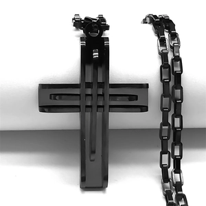Vue macro du pendentif croix en acier inoxydable noir avec sa chaîne assortie