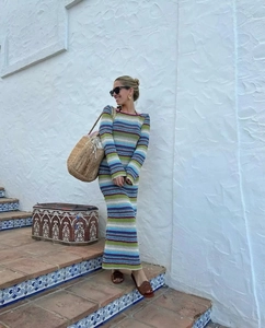 Detailansicht eines mehrfarbig gestreiften Strickkleides mit hochwertiger Strickstruktur