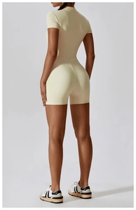 Vue de dos d'un body de yoga crème moulant montrant la coupe ajustée et le tissu doux