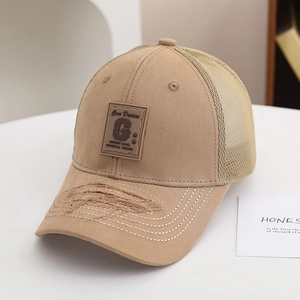 Dettaglio cappello trucker kaki per bambini con rete e bordo sfrangiato