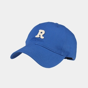 Vista laterale del cappellino da baseball blu in cotone con lettera R bianca ricamata