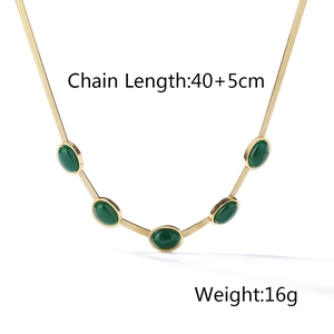 Detail of emerald gemstone snake chain necklace with 40+5cm length and 16g weight