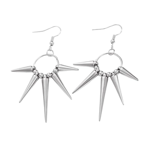 Détail des boucles d'oreilles punk argentées avec pointes gothiques et pendentifs cônes