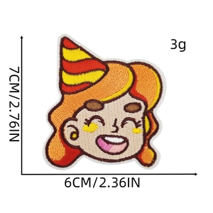 Gros plan d'un écusson brodé fille de dessin animé de 7x6cm avec détails de texture précis