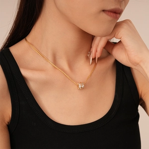 Elegante collana multistrato placcata oro con ciondolo a cilindro in zircone su modella
