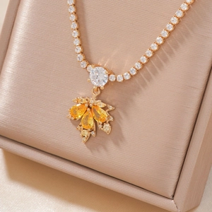 Collier pendentif feuille d'érable doré avec gemmes jaunes et chaîne sertie de diamants