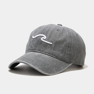 Détail de la broderie vague 3D sur casquette de baseball en toile de coton gris délavé