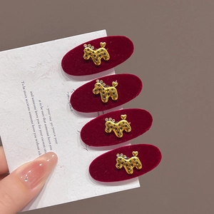Dettaglio di 4 fermagli in velluto rosso con strass dorati e motivo animale su cartoncino