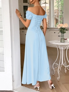 Dettaglio di un abito azzurro a spalle scoperte con stringatura sul retro e maniche a sbuffo