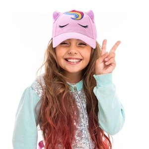Nahaufnahme eines lächelnden Mädchens mit einer rosa Einhorn-Baseballkappe mit Ohren