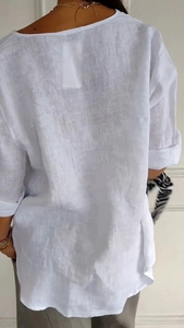 Vista posteriore della camicia bianca in cotone e lino con scollo a V e vestibilità