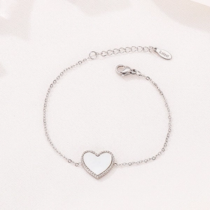 Detailansicht der silbernen Herz-Armbandkette mit Muscheleinlage und S.Steel Stempel