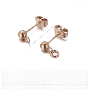 Vue macro de clous d'oreilles boules 15x4mm en acier titane or rose avec anneaux