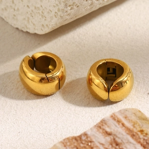 Vista dettagliata di orecchini a clip minimalisti placcati in oro 18K su pietra