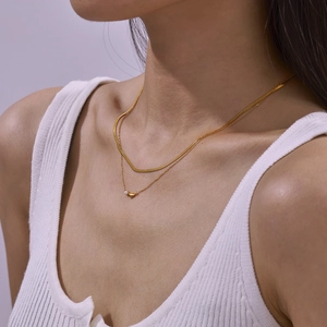 Collier chic double épaisseur en acier titane avec pendentif cœur doré et perle