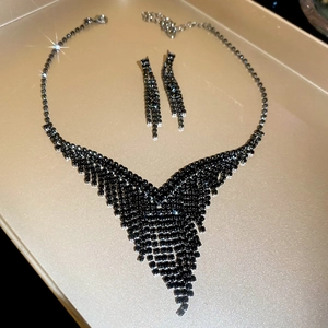 Vue détaillée de la parure de mariée en zircons noirs avec collier et boucles d'oreilles