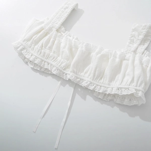 Top court blanc en dentelle pour femme avec texture plissée et détails brodés