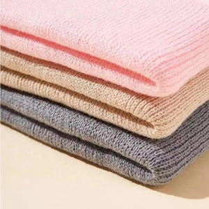 Dettaglio della trama in maglia a coste rosa beige e grigio con dettagli del tessuto