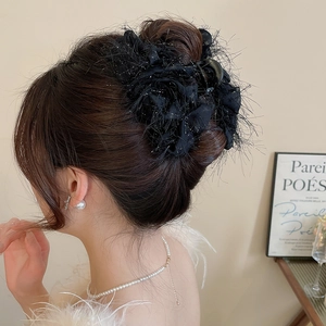 Vue détaillée de la grande pince à cheveux fleur en dentelle noire avec paillettes