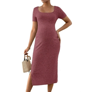 Vue détaillée de la robe de maternité en tricot rose avec col carré et fente latérale