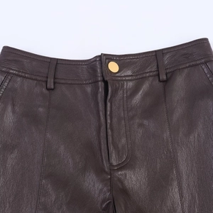 Pantalones rectos de cuero sintético marrón oscuro con detalle de botón dorado