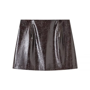Vue détaillée d'une jupe trapèze en cuir PU marron foncé avec texture craquelée luisante