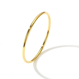 Nahaufnahme eines schmalen 3mm vergoldeten Edelstahlrings mit glatter Spiegeloberfläche